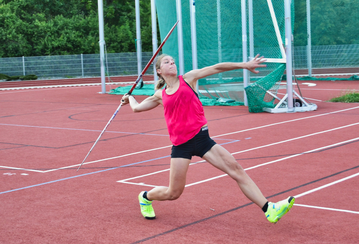 Jenny Vogt vom TSV 1860 Ansbach warf beim windigen Speerwurfwettkampf starke 42,77 m.