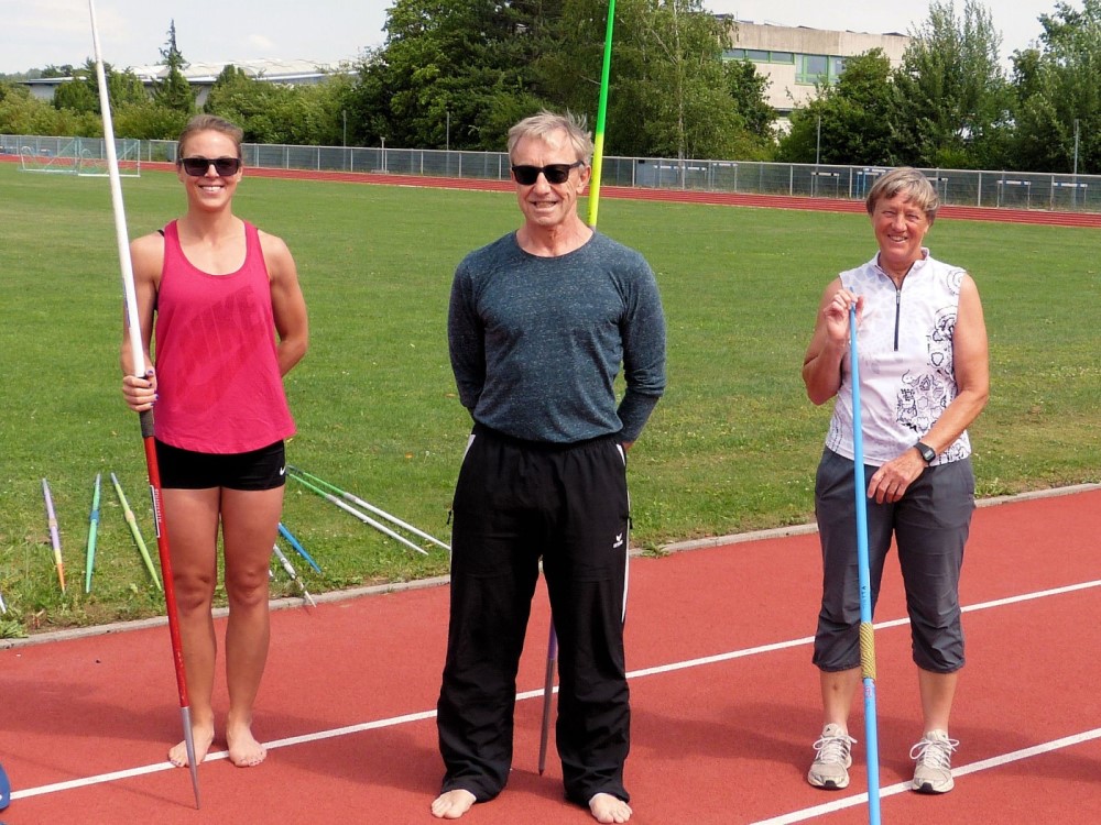 Drei Weltmeister, deren Vorname mit „J“ beginnt bei einem Wettkampf: Jenny Vogt, Josef Schaffarzik und Jutta Schoeppe (von links) trafen sich beim Speerwurf in Ansbach.